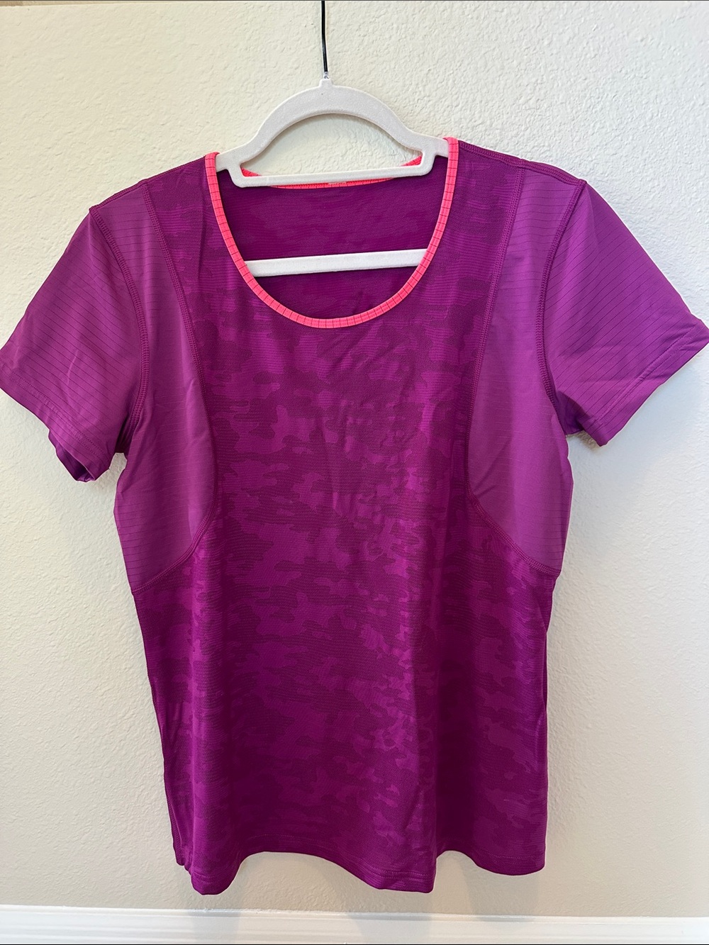 Lululemon Women's Short Sleeve Active Tee in fuchsia